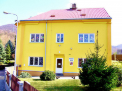 MŠ Malé Březno - budova školky v létě 